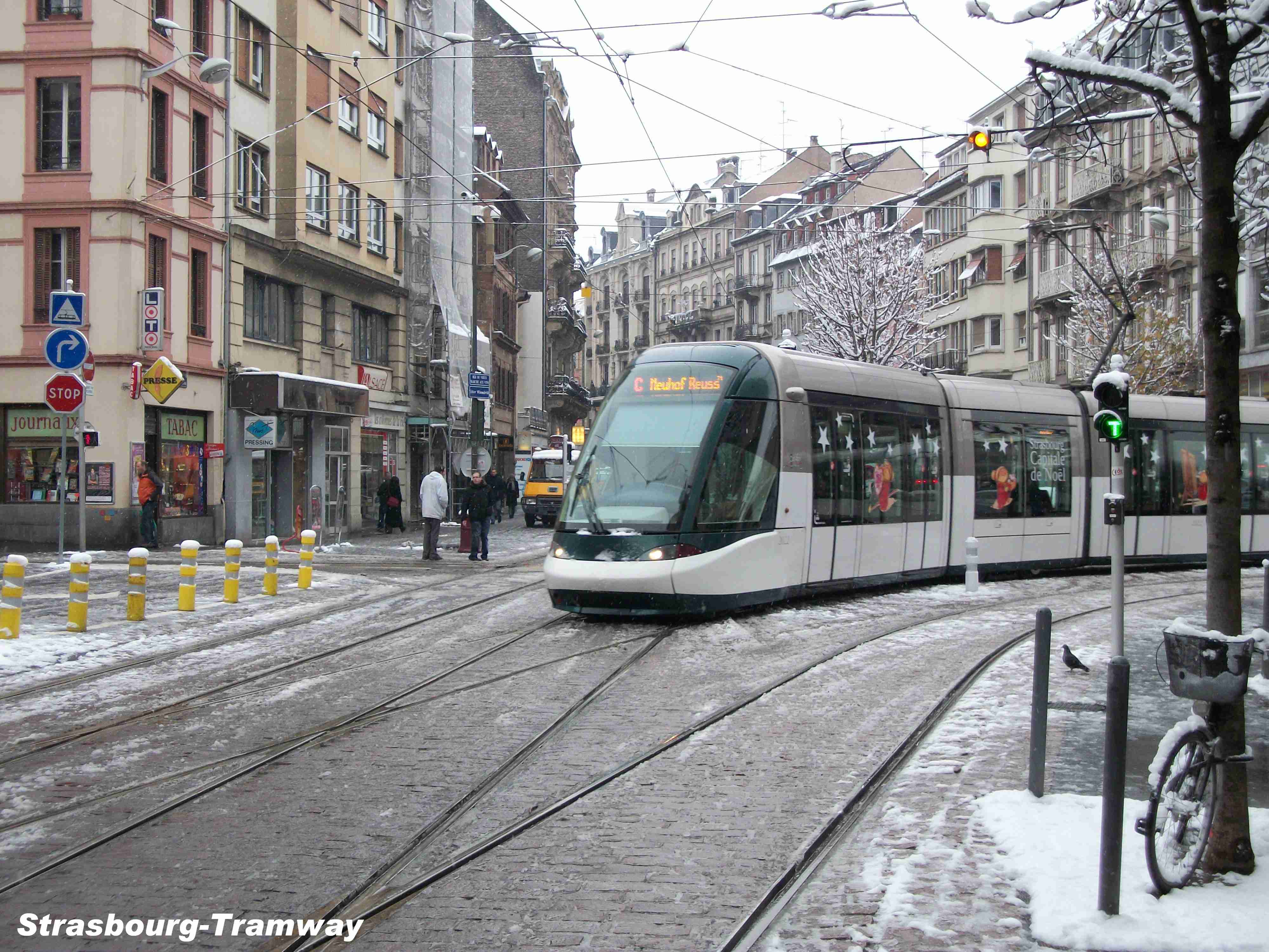Le Citadis n° 2022 en provenance de la Gare Centrale par la Rue du Faubourg-de-Saverne.